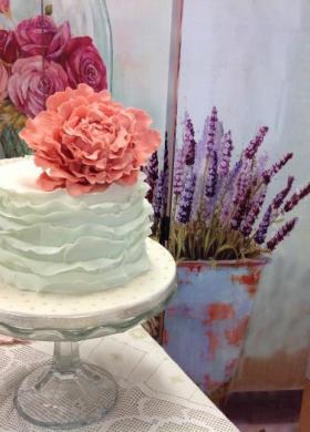 Ruffle cake bianca con fiore rosa