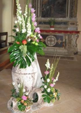 Allestimento con vasi e anfore per la cerimonia in chiesa