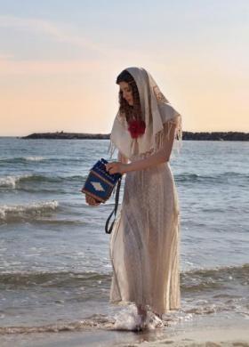 Daniela Gristina - Abito da sposa con sciarpa dal tessuto naturale