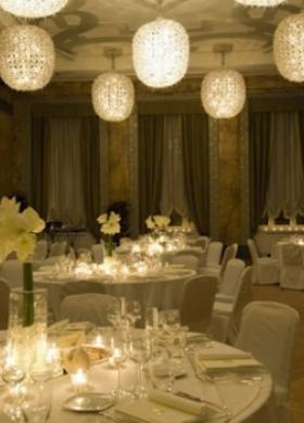 Addobbo floreale della sala con illuminazione soft per il ricevimento di nozze
