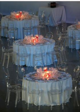 Allestimento dei tavoli per il ricevimento di matrimonio
