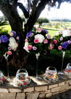 Addobbi floreali multicolor per un matrimonio in giardino