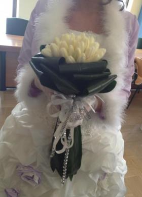 Bouquet della sposa di tulipani bianchi e strass