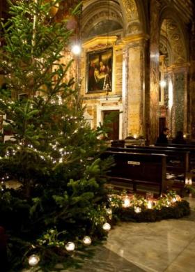 Allestimento della chiesa con albero di Natale