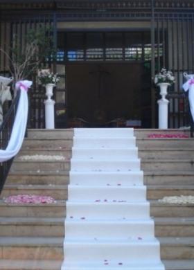 Allestimento floreale con stoffe e petali per l'ingresso della chiesa