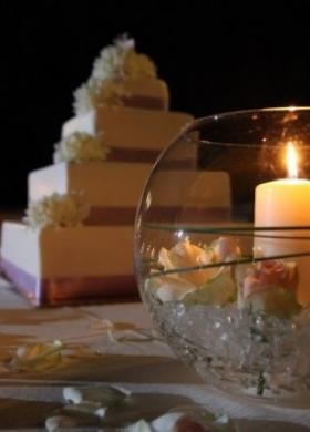 Candele e fiori per la torta di nozze