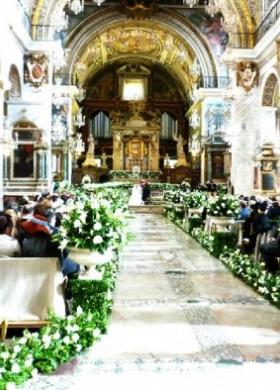 Addobbi floreali in chiesa per il ricevimento di nozze