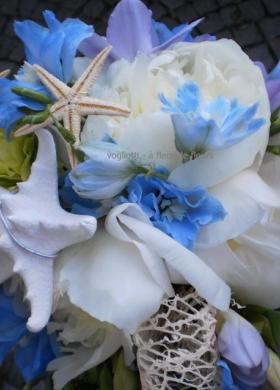 Bouquet di fiori e conchiglie per la sposa