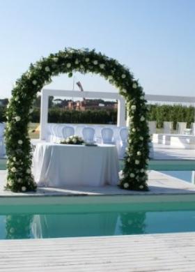 Arco di rose bianche per la cerimonia di nozze in piscina