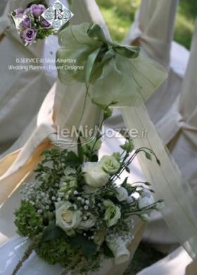 Particolare dei fiori per la cerimonia di nozze in giardino