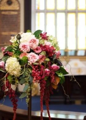Allestimento floreale in chiesa con ortensie, rose inglesi e orchidee
