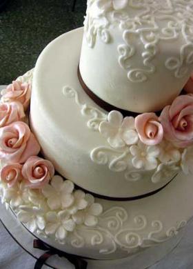 La wedding cake rosa e bianca