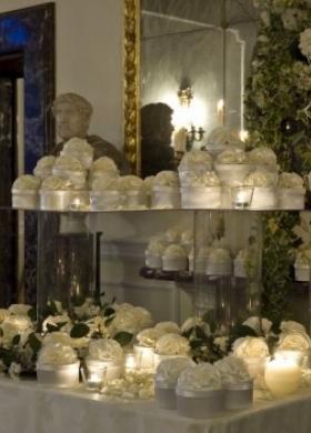 Tavolo per le bomboniere di matrimonio con decorazione di rose bianche