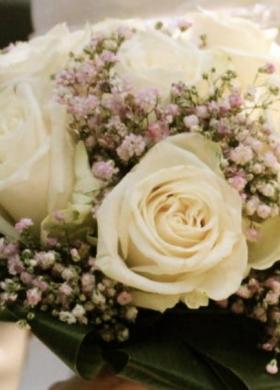 Il bouquet della sposa di rose bianche