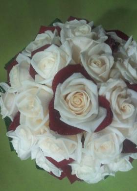 Bouquet di rose avorio con petali rosso scuro