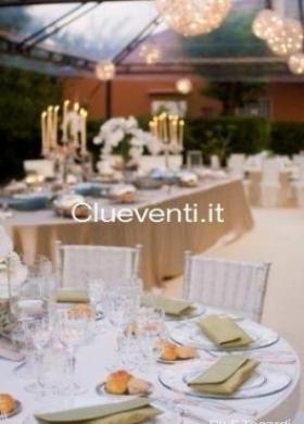 Matrimonio con tavoli in tessuto di lino e portatovaglioli a pochette