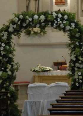 Arco di fiori per la cerimonia di matrimonio