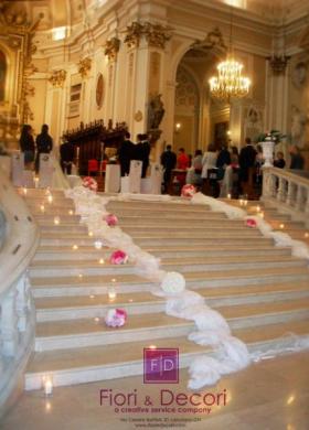 Candele e fiori rosa per la cerimonia di matrimonio