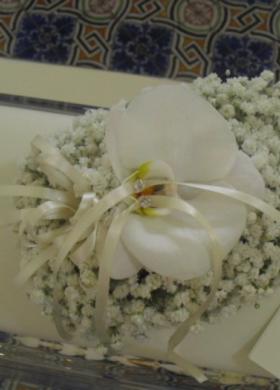 Decorazione floreale con nebbiolina e orchidee bianche