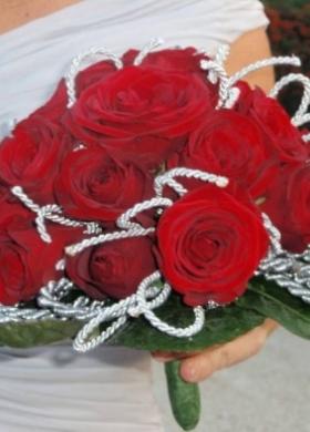 Bouquet di rose rosse per la sposa