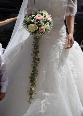 Bouquet a cascata di rose bianche e rosa per la sposa