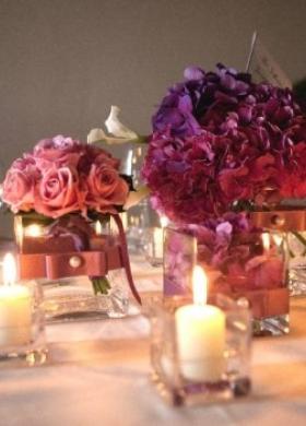 Allestimento di fiori e candele per il tavolo di matrimonio