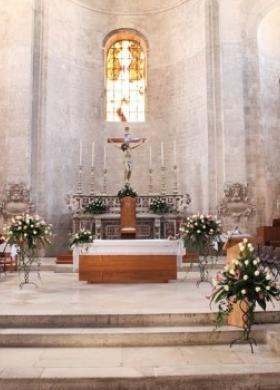 Addobbo floreale per la chiesa a Bitonto (Bari)