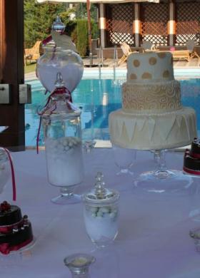 Torta nuziale, mini cake e confetti per il matrimonio