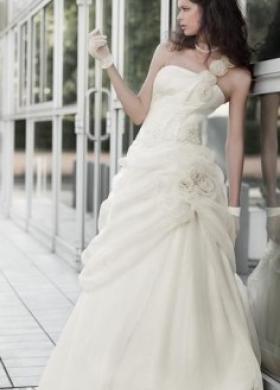Vestito da sposa con monospallina di fiori in tessuto