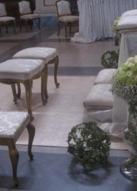 Fiori per la seduta degli sposi in chiesa