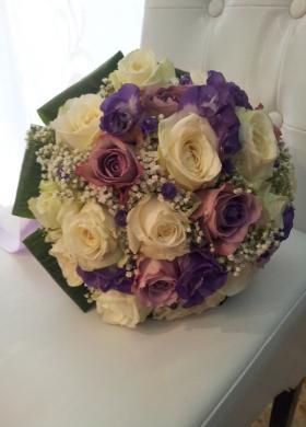 Bouquet di rose bianche e lilla per la sposa