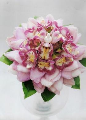 Bouquet di orchidee rosa che formano un unico fiore