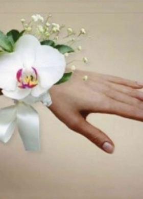 Braccialetto di fiori per le damigelle al matrimonio