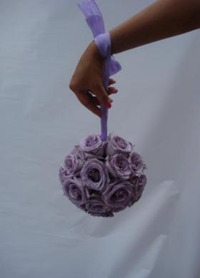 Bouquet a sfera da polso sui toni del lilla