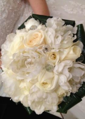 Il bouquet della sposa con rose e peonie bianche