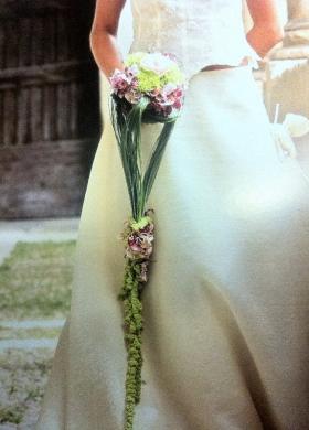 Particolare bouquet cadente per la sposa