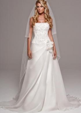Vestito da sposa con fiore in tessuto applicato su un fianco