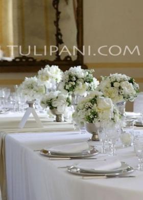 Decoro floreale total white per il tavolo degli sposi