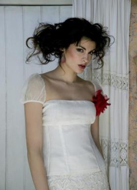 Daniela Gristina - Vestito da sposa con fiore rosso applicato