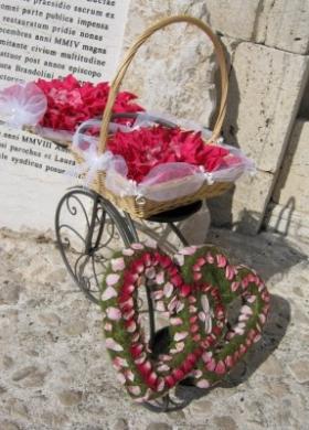 Cesto porta petali con decorazione di cuori di rose