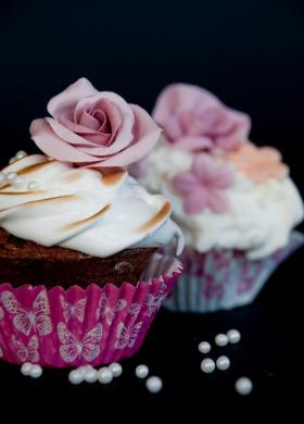Cupcakes con fiori di zucchero realizzati a mano