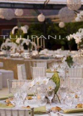 Allestimento floreale su tavoli in tessuto per un'ambientazione stile mare