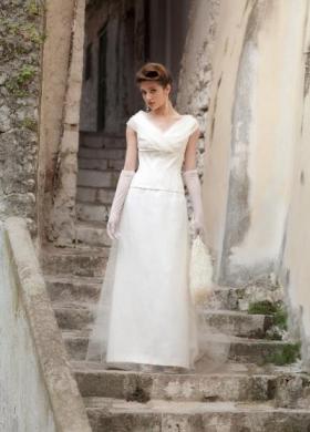 Daniela Gristina - Abito da sposa con scollo a V e guanti glamour
