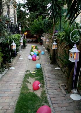 Allestimento della location con palloncini colorati