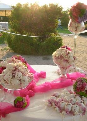 Tavolo bomboniere decorato con sfere floreali