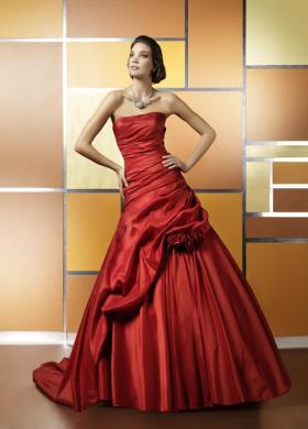 Originale abito da sposa dal colore rosso dell'Atelier Casa della Sposa
