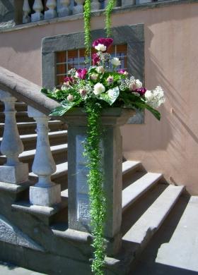 Composizione floreale con rose e ciclamini per il matrimonio