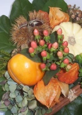 Composizione di fiori e frutta autunnale