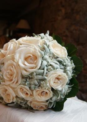 Bouquet per la sposa di rose e stelle alpine