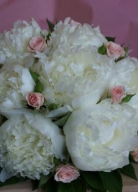 Bouquet di peonie bianche roselline per la sposa